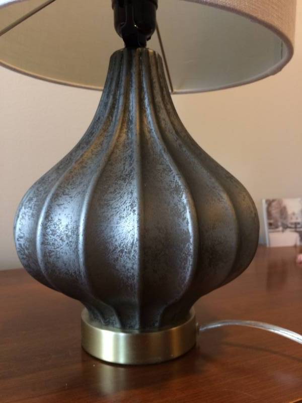 lot 20 image: BEAUTIFUL SILVER METAL ACCENT LAMP WITH SHADE - EXCELLENT WORKING CONDITION