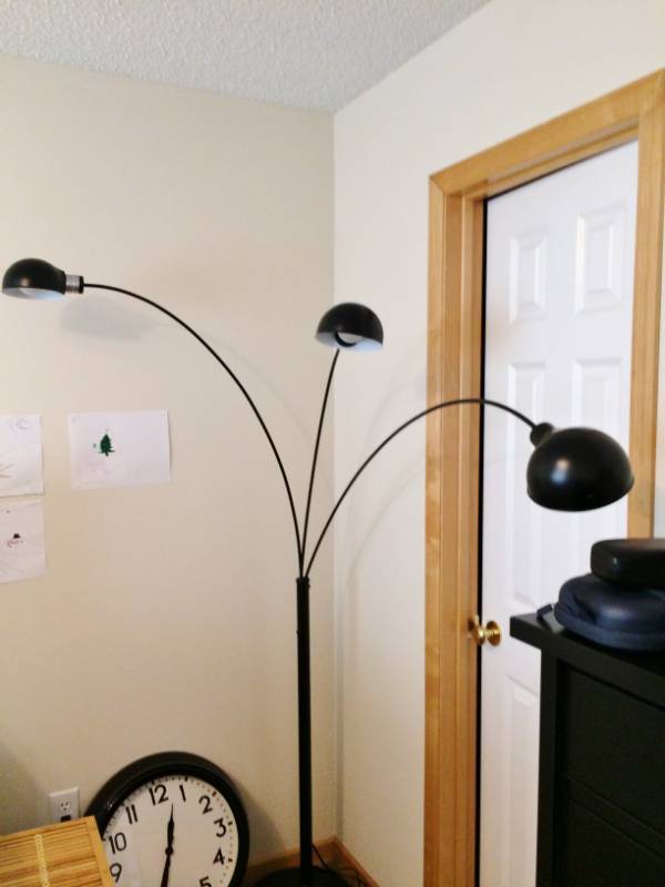lot 24 image: CONTEMPORARY MCM WEST COAST LIGHTING 3 LIGHT ARCING POSITIONAL BLACK FLOOR LAMP - EXCELLENT CONDITION
