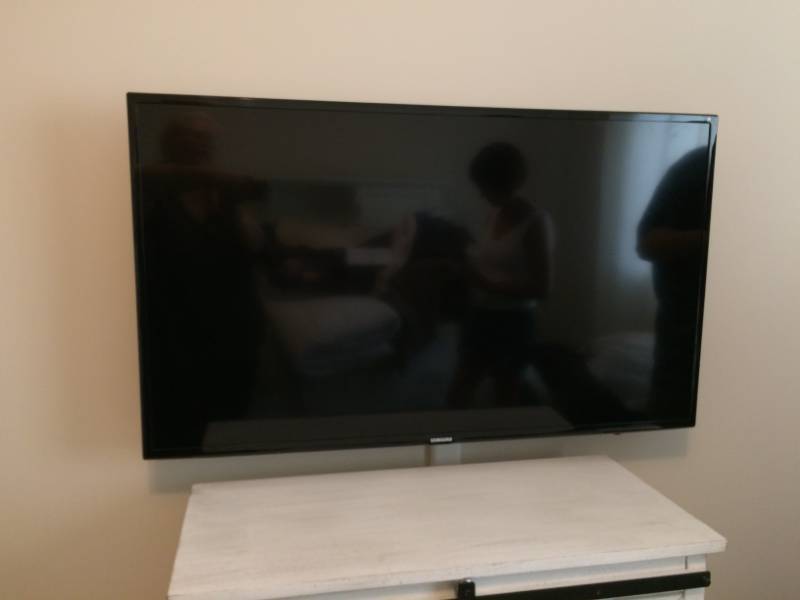 lot 25 image: Samsung TV with Remote