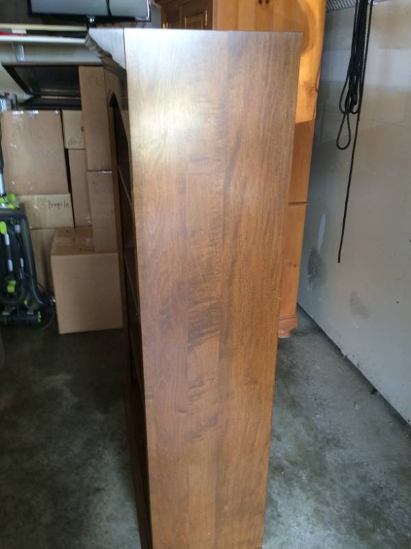 lot 32 image: WOOD SHELVING TOPPER TO HUTCH CUPBOARD IN LOT 19 - EXCELLENT CONDITION