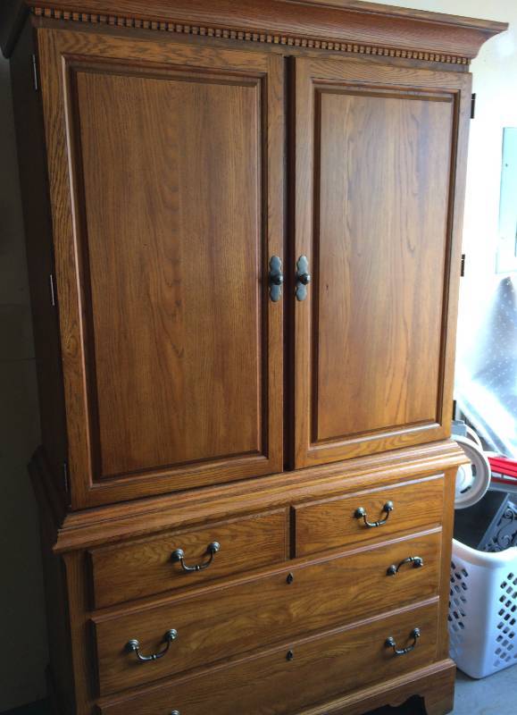 lot 42 image: HIGH QUALITY COCHRANE FURNITURE CO BEAUTIFUL TRADITIONAL SOLID OAK ARMOIRE - EXCELLENT CONDITON