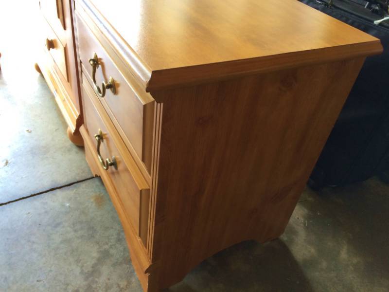 lot 34 image: SOLID WOOD 2 DRAWER END TABLE - GREAT CONDITION - MINOR WEAR