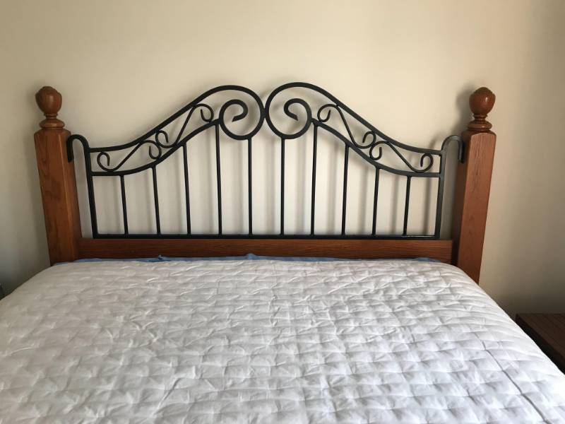 LOVELY FRENCH OAK & WROUGHT IRON QUEEN SIZE BED FRAME WITH SOLID SQUARE