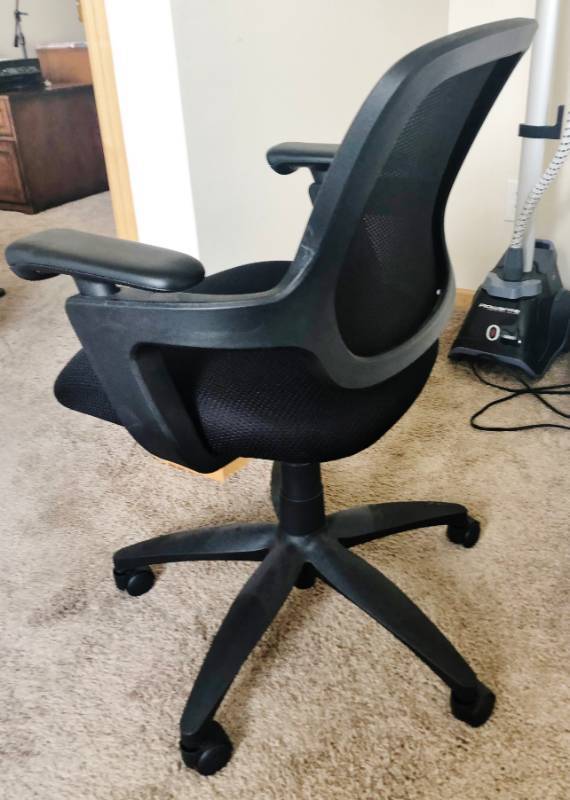 lot 44 image: HIGH QUALITY MULTI POSITIONAL HEIGHT ADJUSTIBLE ERGONOMIC EXECUTIVE OFFICE CHAIR - EXCELLENT CONDITION