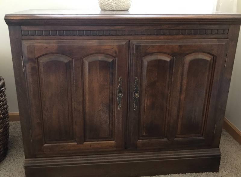 lot 19 image: BEAUTIFUL 2 DOOR HUTCH - EXCELLENT CONDITION - TOP SHELVING TO THIS IS LOT #32