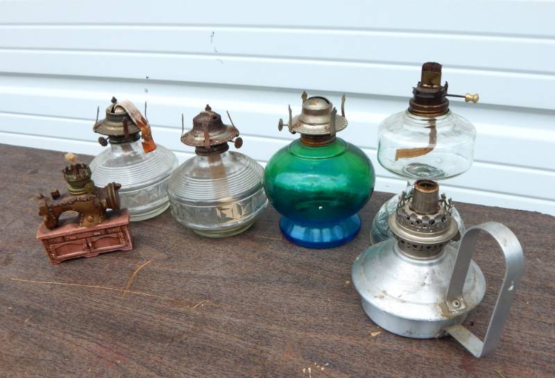 lot 9 image: Lot of Antique and Vintage Oil Lamps