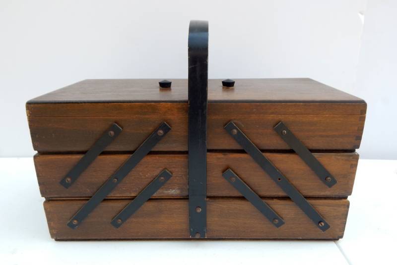 lot 14 image: Vintage Wood Expanding Sewing Case