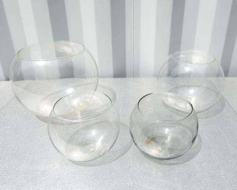 lot 17 image: Lot of Vintage Glass Terrarium Bowls