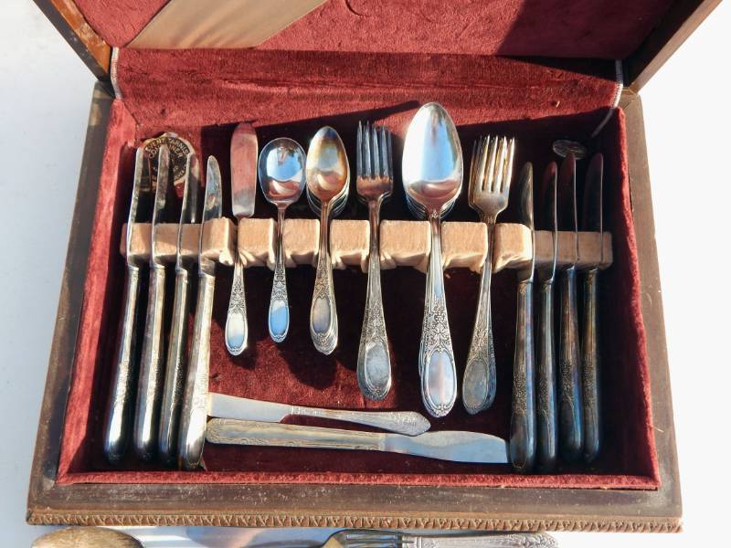 lot 29 image: Lot of Vintage W.M. Rogers and Sons Plated Flatware and Wood Case