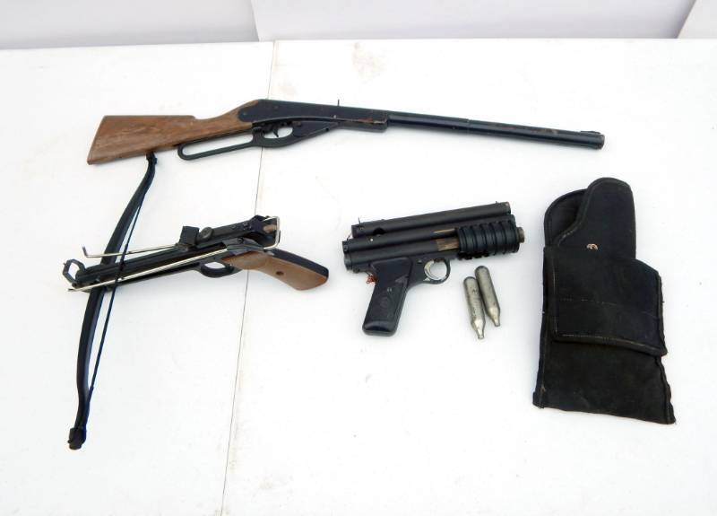 lot 40 image: Vintage Daisy BB Gun, Paintball Gun and Crossbow Pistol