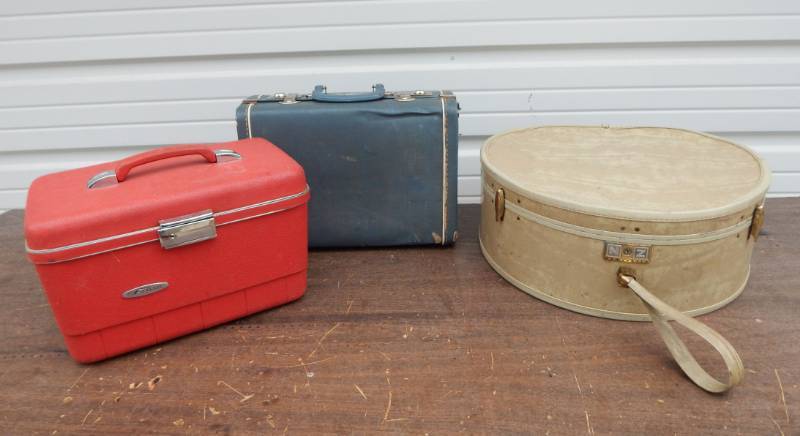 lot 41 image: Lot of Vintage Travel Cases