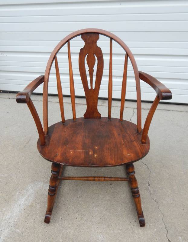 lot 42 image: Vintage Wood Rocking Chair