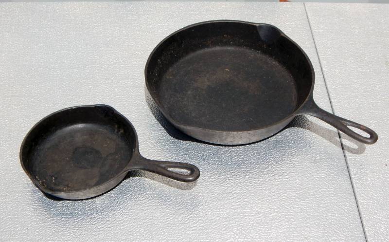lot 47 image: Set of Two Vintage Wagner Manufacturing Company Cast Iron Skillets