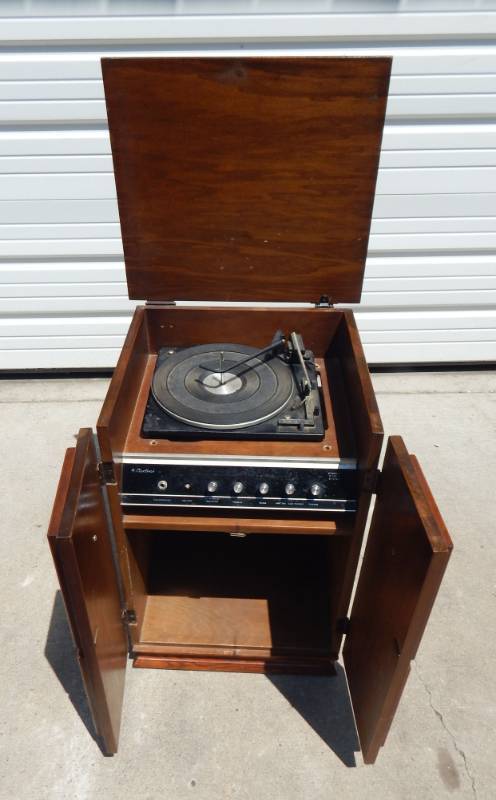 lot 58 image: Vintage Montgomery Ward Airline Compact Stereo System and Turntable in Cabinet