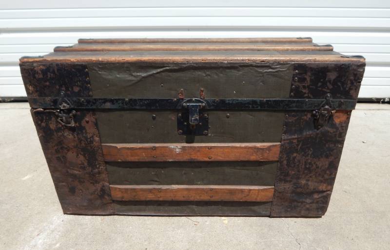 lot 59 image: Antique Barrel-Stave Travel Trunk