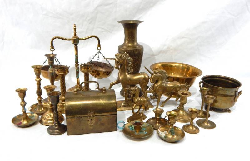 lot 86 image: Large Lot of Vintage Brass Items