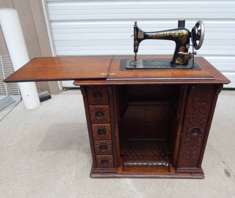 Antique 1905 Singer Sewing Machine And Treadle In Ornate Oak