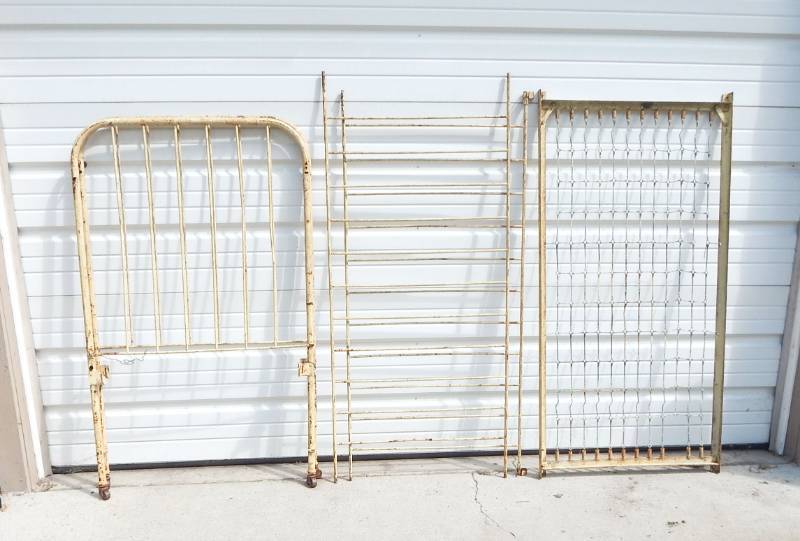 lot 121 image: Vintage Iron Crib