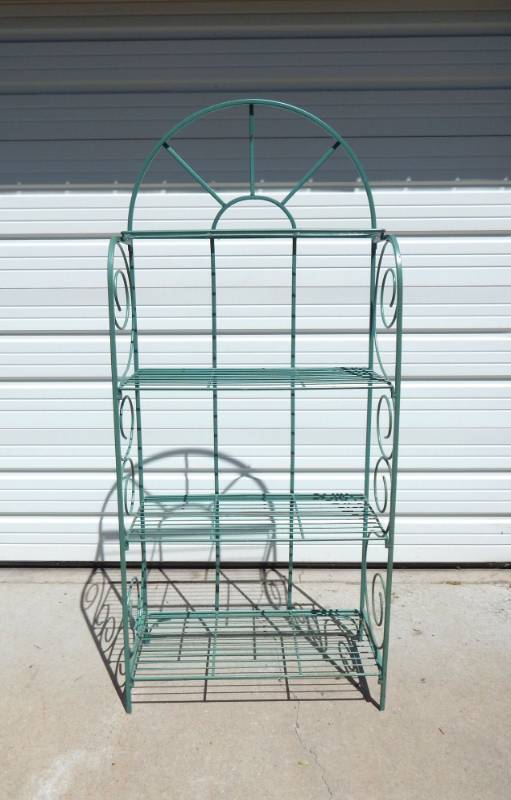 lot 124 image: Vintage Indoor Outdoor Metal Bakers Rack