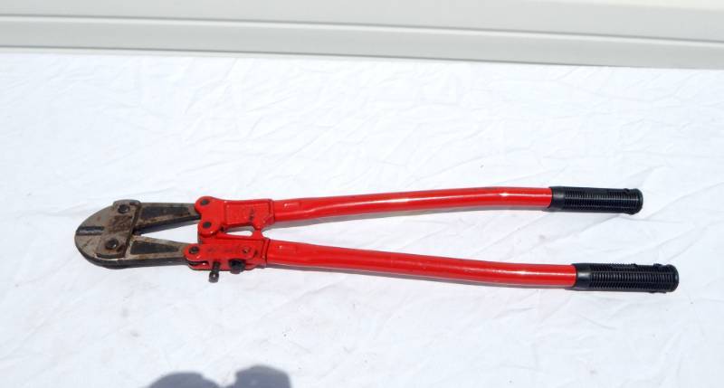 lot 107 image: 24 Inch Bolt Cutter
