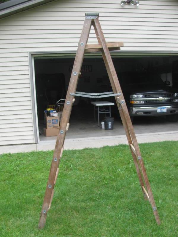 lot 14 image: Step Ladder 8 #25