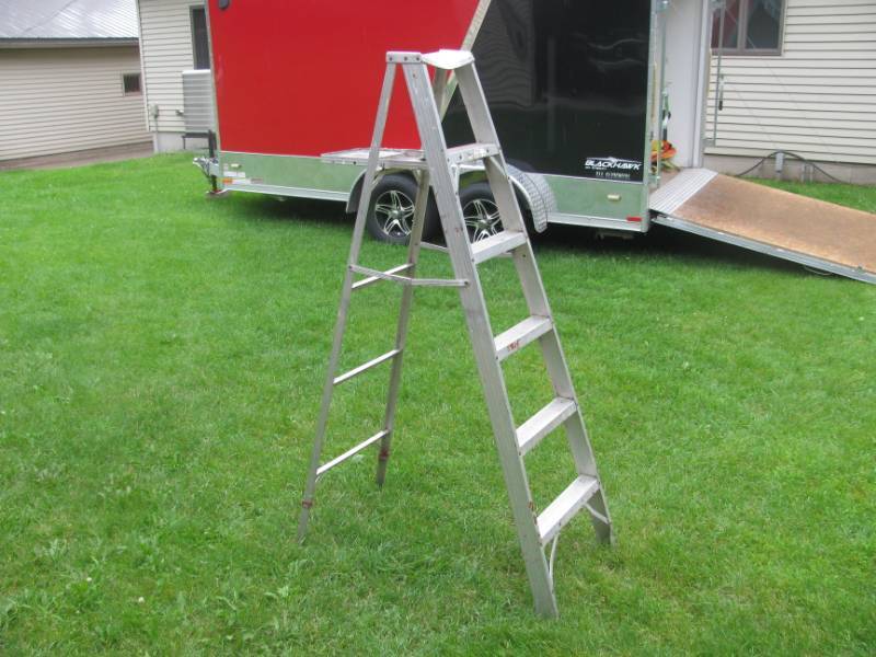 lot 15 image: Aluminum Step Ladder 6 #26
