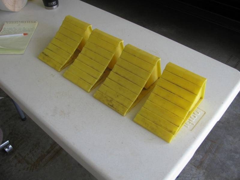 lot 79 image: Wheel chock set #96