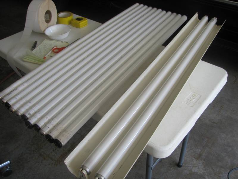 lot 88 image: Florescent Light & Bulbs # 106