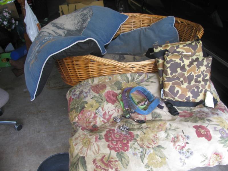 lot 179 image: Dog Basket & Pads # 191