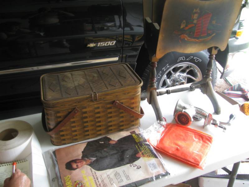 lot 189 image: Antique Picnic Basket & Meat Grinder # 202