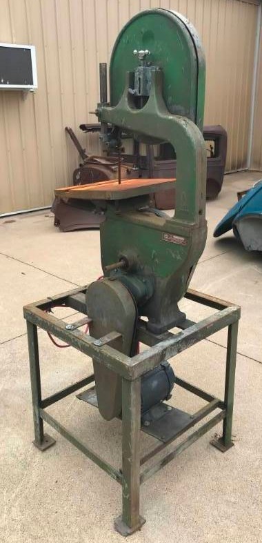 lot 35 image: Bandsaw - 110v - 1.5hp - Works Great