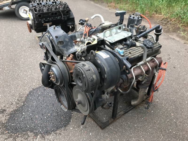 lot 55 image: Complete 305 Engine with 80,000 Miles