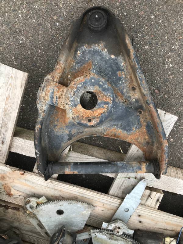 lot 85 image: Pallet - Camaro & Chevelle Parts (A-Arms, Window Regulators, Trim & Wiper Transmissions)