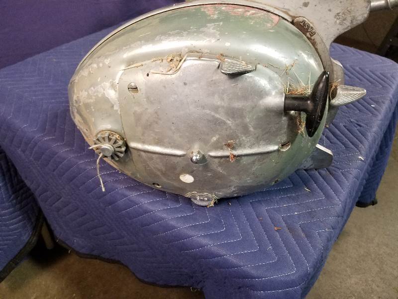 lot 9 image: Outboard Motor
