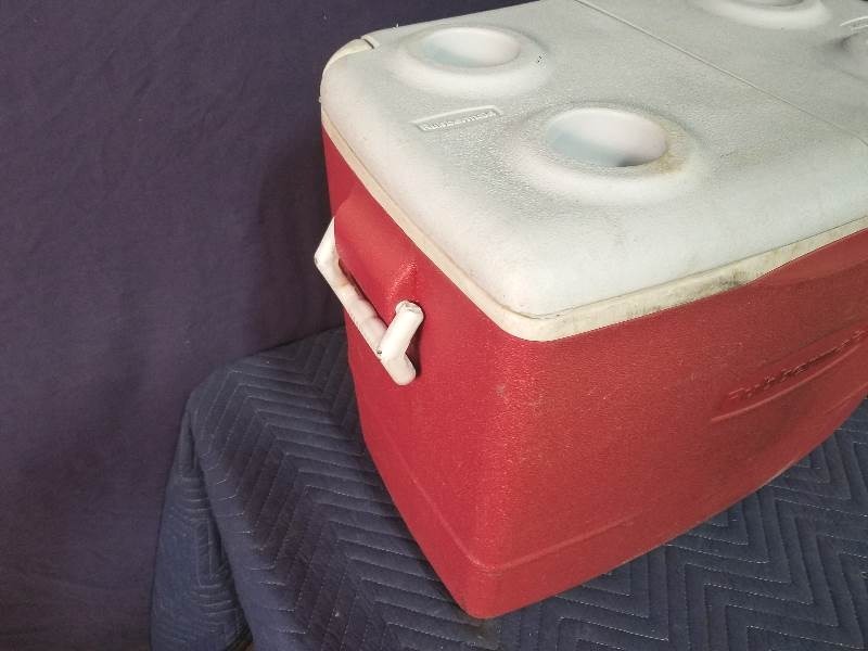 lot 28 image: Rubbermaid Cooler