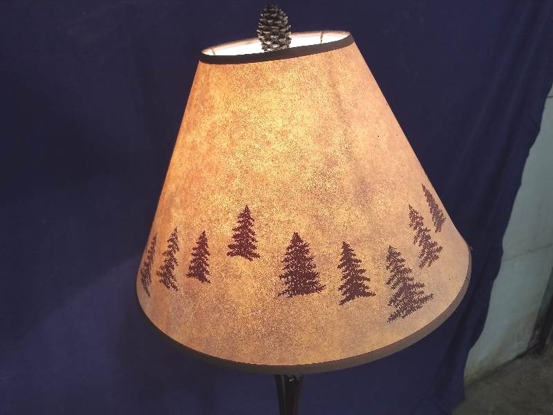 lot 35 image: Lamp