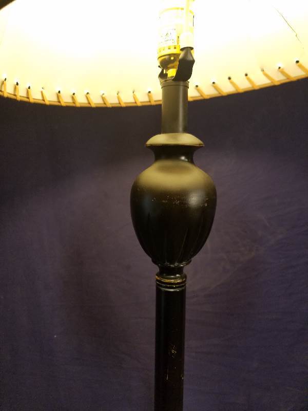 lot 36 image: Lamp