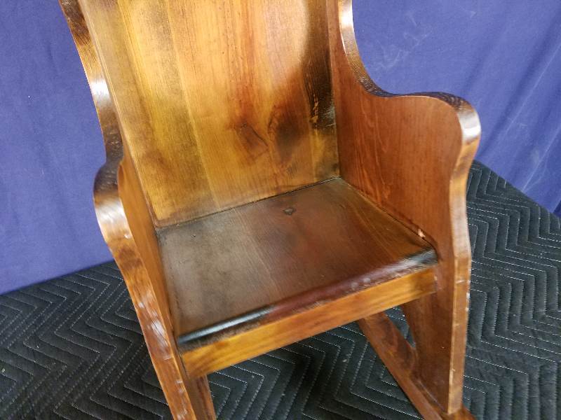 lot 43 image: Wood Rocking Chair