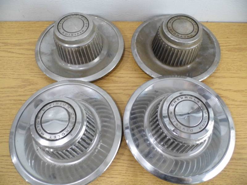 Lot of 4 Chvy Center Beauty Rings