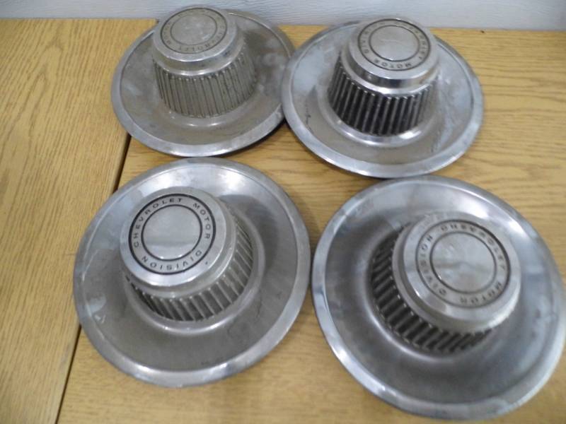 Lot of 4 Chvy Center Beauty Rings