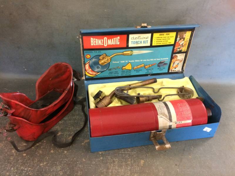 lot 4 image: Bernzomatic Deluxe Torch Kit and Goggles