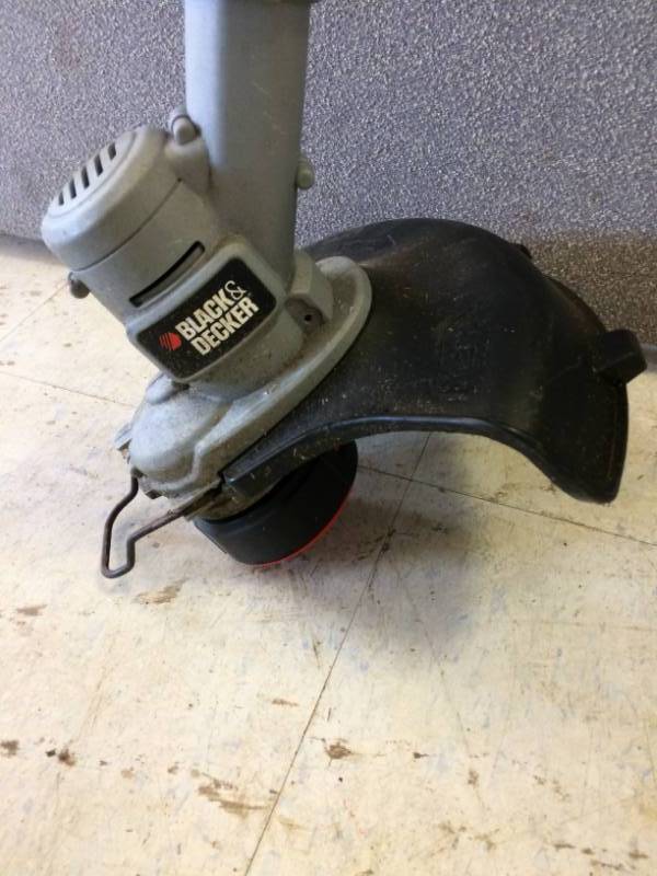 lot 60 image: 20V Black & Decker Weed Trimmer