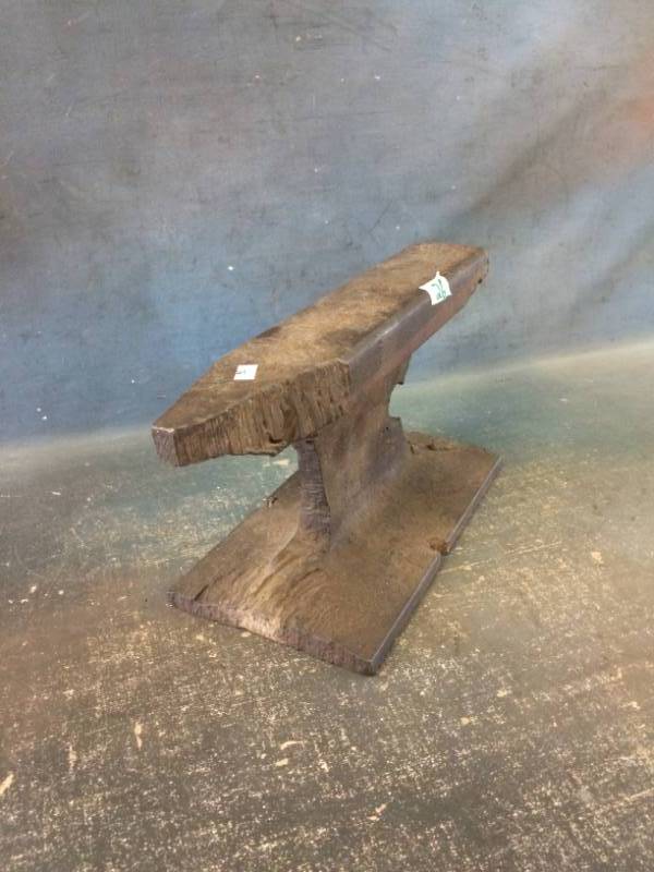 lot 26 image: Anvil