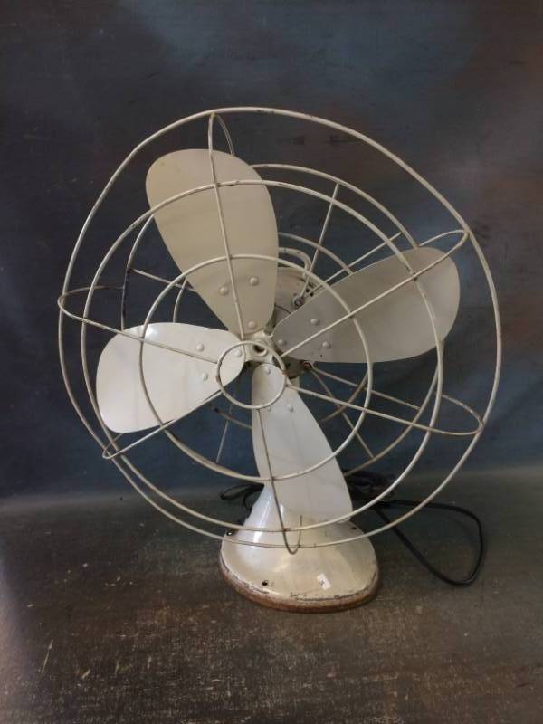lot 28 image: Electric Tabletop Fan