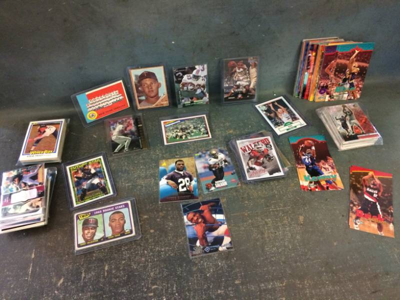 lot 32 image: Sports Card Collection with 1962 Jim Kaat and 1963 NY Yankees Topps Team Card