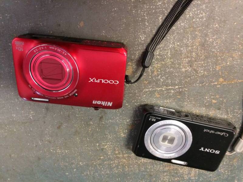 lot 37 image: Digital Cameras