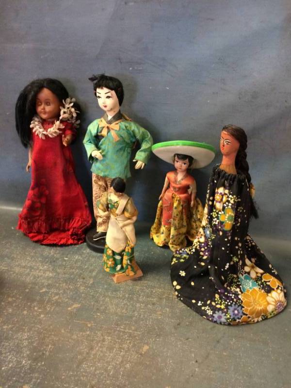 lot 38 image: Collectible Dolls