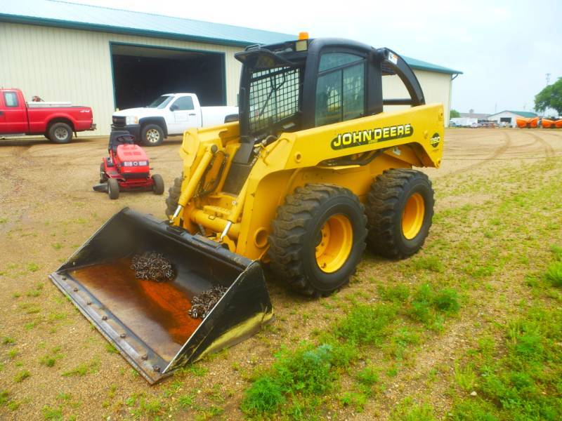 lot 1 image: 2001 John Deere 260 Skid Steer