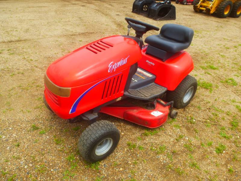 lot 5 image: Simplicity Express Lawn Tractor