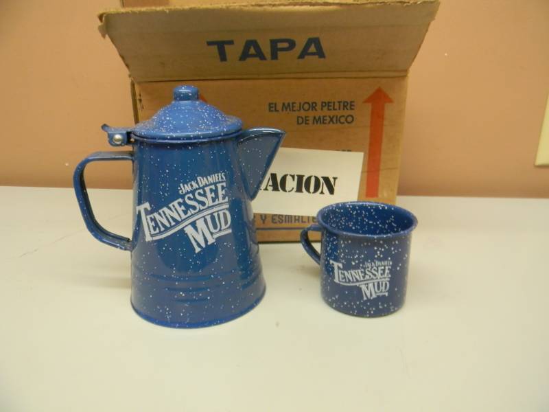 lot 31 image: JACK DANIELS TENNESSEE MUD COFFEE POT & 12 MUGS - VERY COOL SET - SEE PICTURES